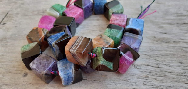 Sirag agate, cub 15 mm (22 buc)