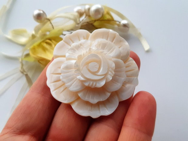 Pandant/brosa shell