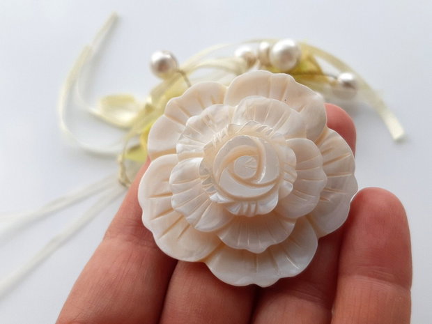 Pandant/brosa shell