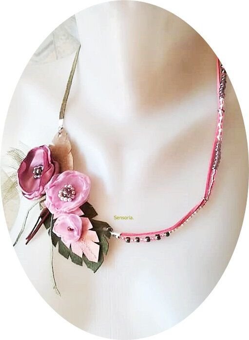colier floral roz delicat