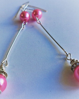Cercei handmade din sarma cu perle din sticla roz