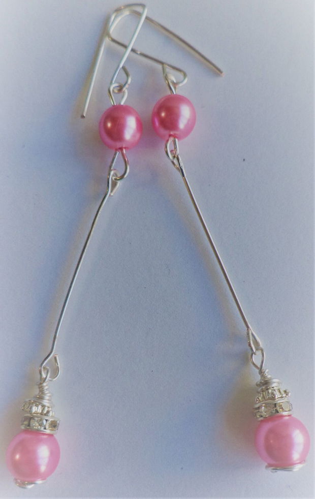 Cercei handmade din sarma cu perle din sticla roz