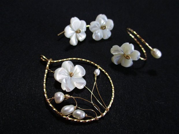 Pandantiv gold filled, floare sidef alb si perle de cultura