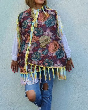 Vestă  înflorată, colorată, accesorizată