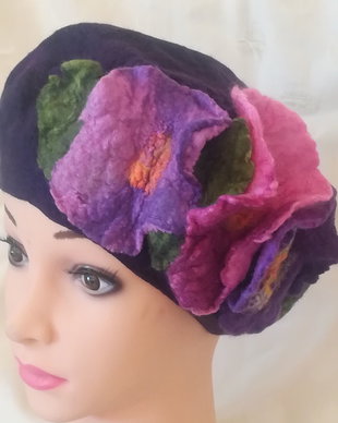 Căciulita cu floricele împaslite