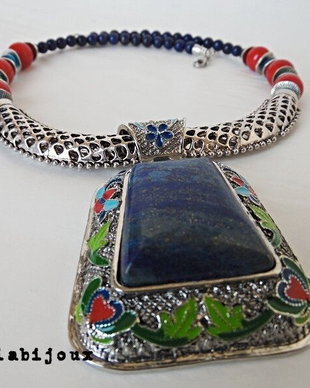 Colier cu medalion emailat, lapis lazuli, agate, jad, scoica