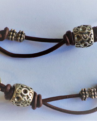 Cercei din piele si margele din aliaj tibetan