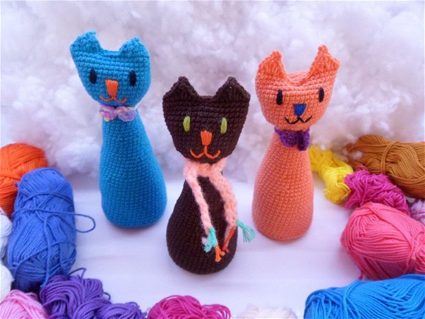 O pisica, doua, trei - decoratiune pisica crosetata manual