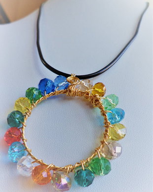 Colier handmade din snur de piele naturala si pandantiv de sarma cu cristale fatetate multicolore