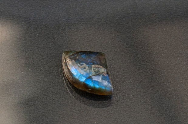 Cabochon Labradorit L821