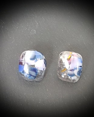 cercei cu pin, patrati, din sticla fuzionata transparenta, cu inserții de confetti multicolore de sticla