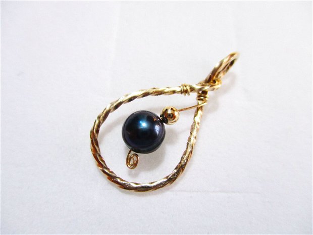 Pandantiv gold filled  si perla de cultura neagra, cu irizatii albastrui