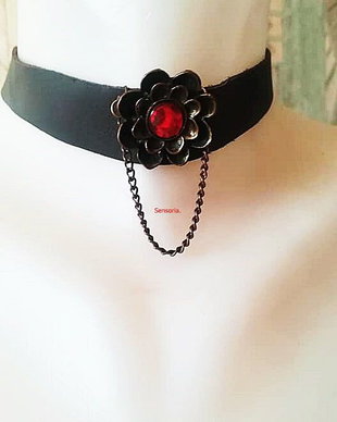 chocker piele cu floare si cristal rosu