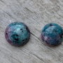 Cabochon rubin zoisit, 12 mm (2 buc)
