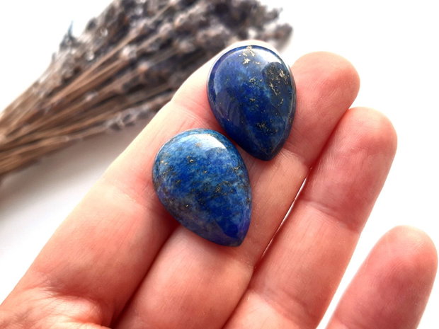 Cabochon lapis lazuli
