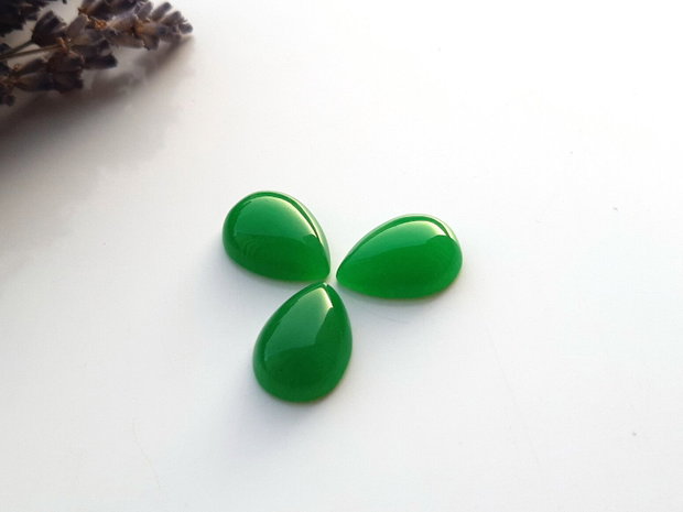Cabochon green jad