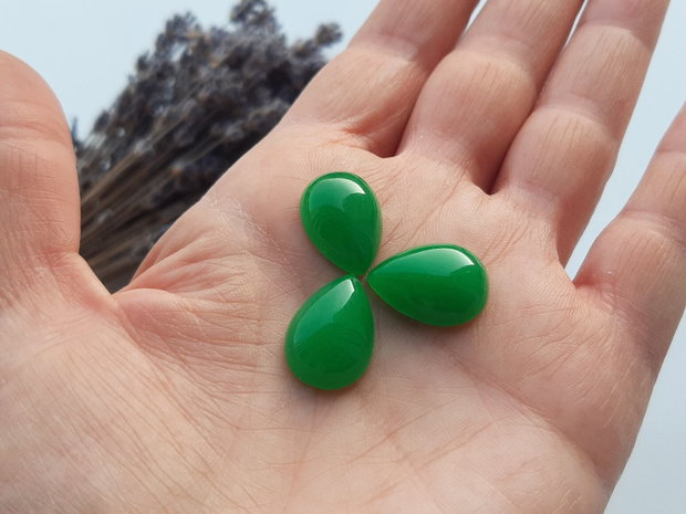 Cabochon green jad