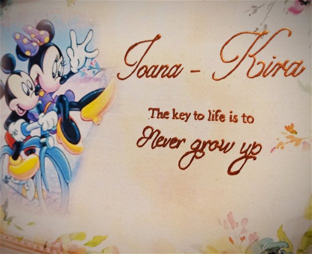 Tava personalizata mot, cu tema Mickey si Minnie Mouse pe bicicleta