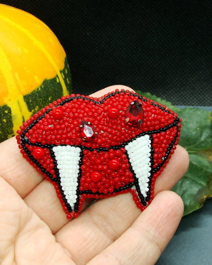 Brosa buze de vampir, Brosa de Halloween