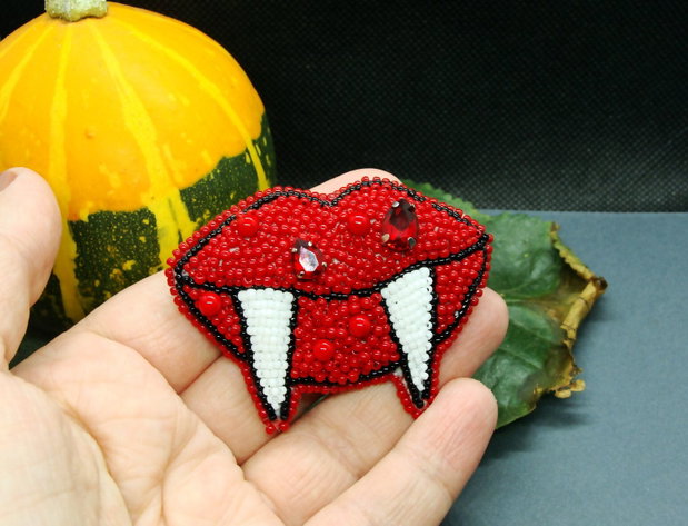 Brosa buze de vampir, Brosa de Halloween