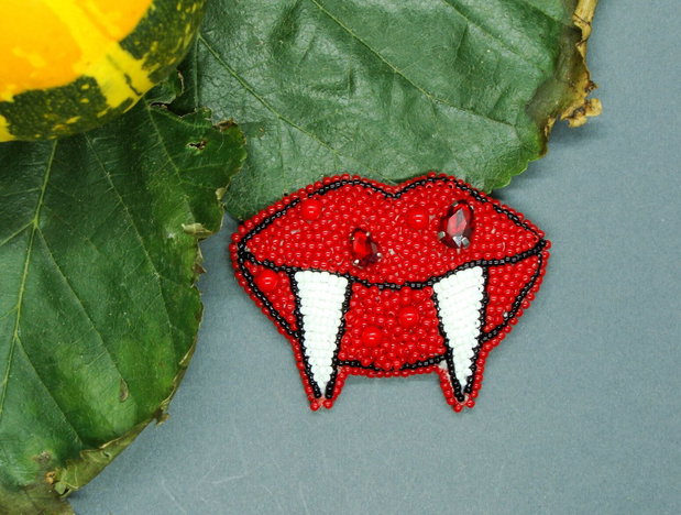 Brosa buze de vampir, Brosa de Halloween