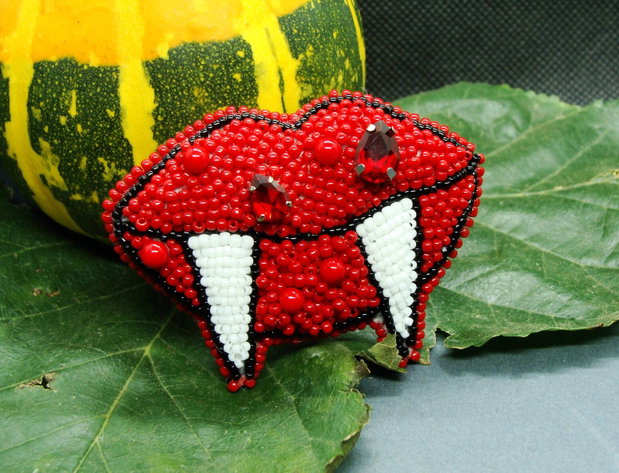 Brosa buze de vampir, Brosa de Halloween