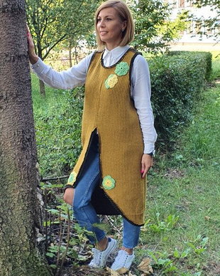 Vestă tricotată și ușor accesorizată
