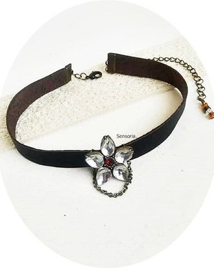 chocker piele cu floare de cristale
