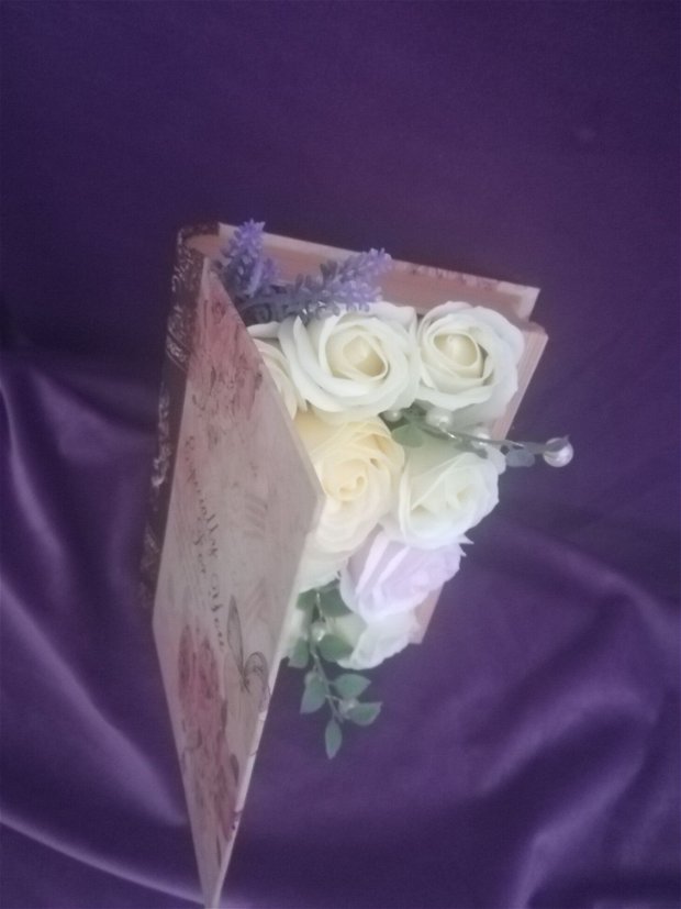 Aranjament floral carte din trandafiri, lavandă și perle