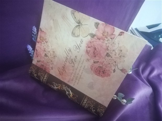 Aranjament floral carte din trandafiri, lavandă și perle