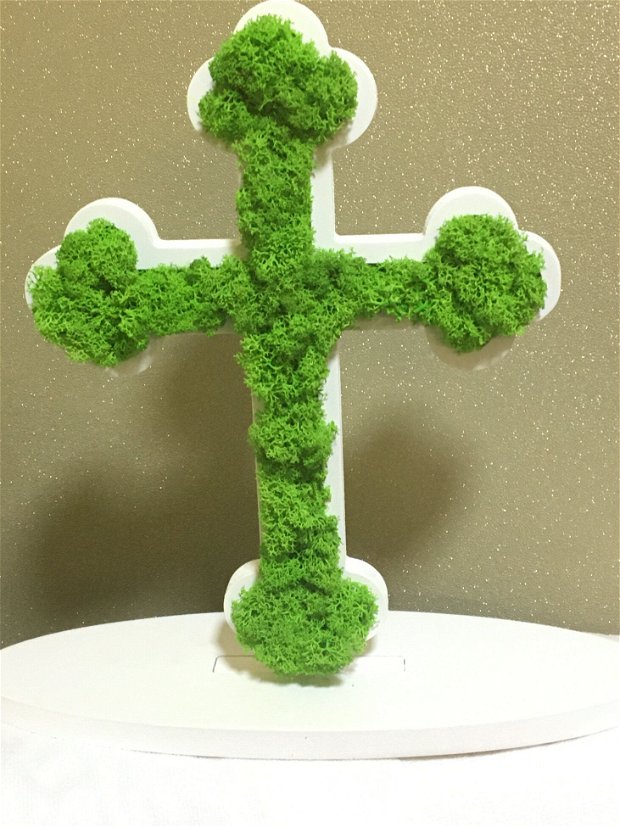 Suport lemn in forma de cruce decorata cu licheni