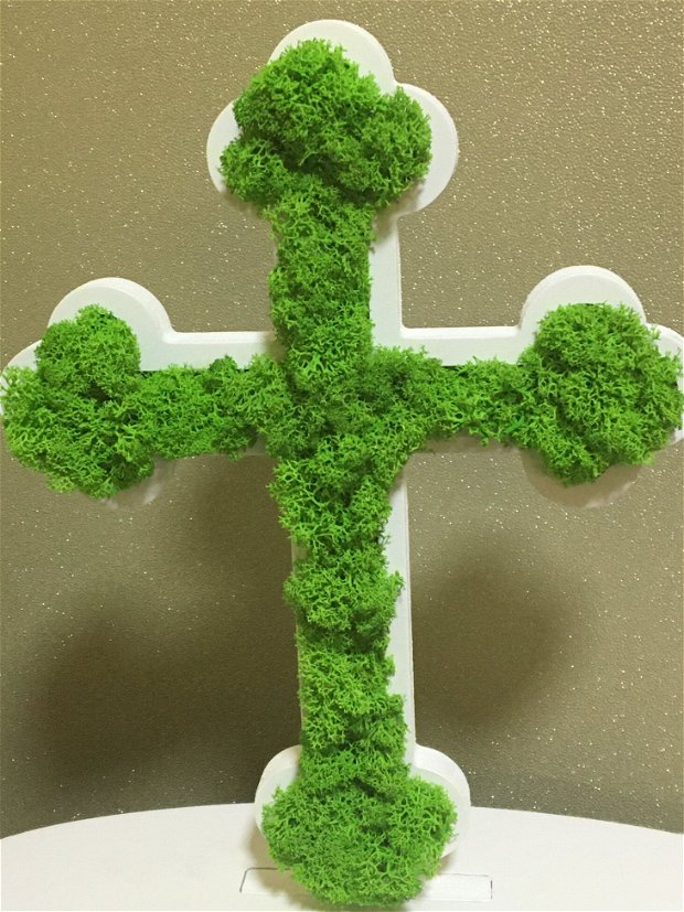 Suport lemn in forma de cruce decorata cu licheni