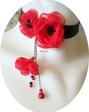 chocker cu flori rosii