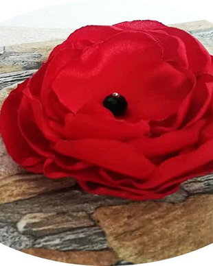 brosa floare rosie de matase