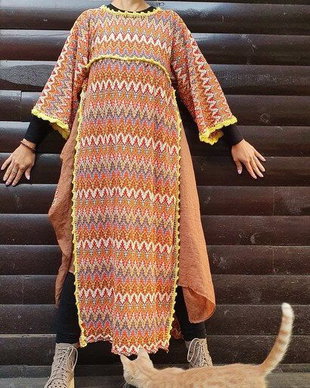 Rochie însoțită de-un model în ascensiune