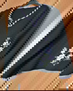 Pulover negru cu aplicatie florala