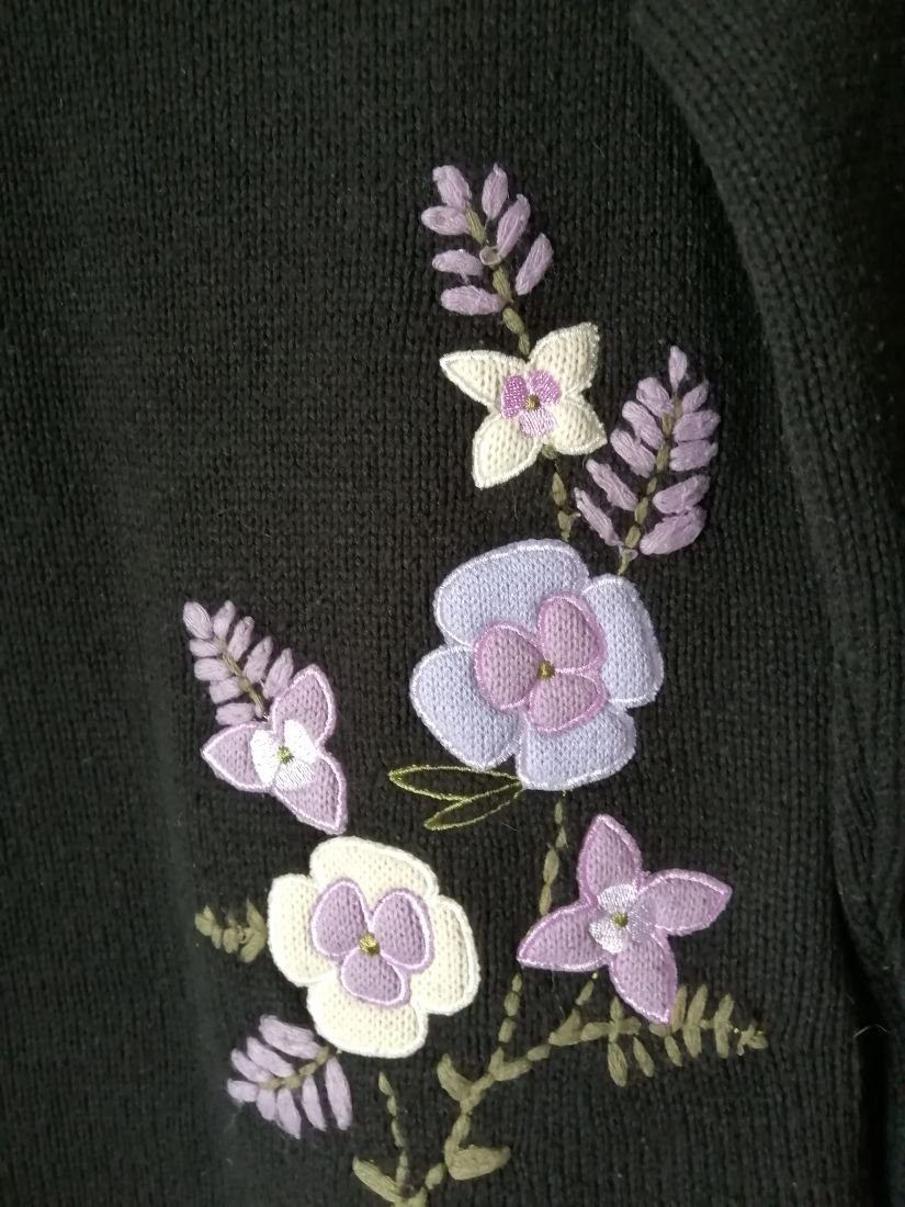 Pulover negru cu aplicatie florala