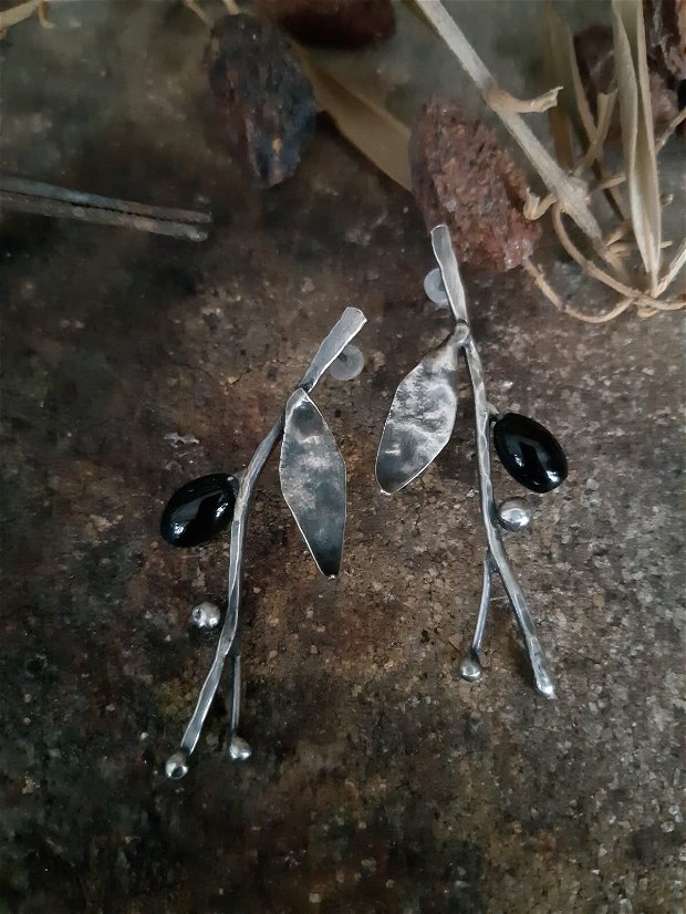 Cercei cu tija din argint 925 partial oxidat si onix - crengute cu masline