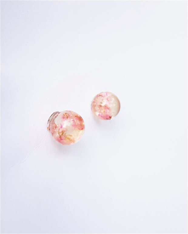 Globuri mici din rasina cu imortele roz si albe, cu montura din inox
