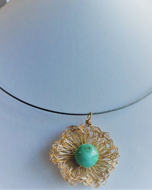 Colier handmade cu pandantiv crosetat si cu piatra de amazonit - flower