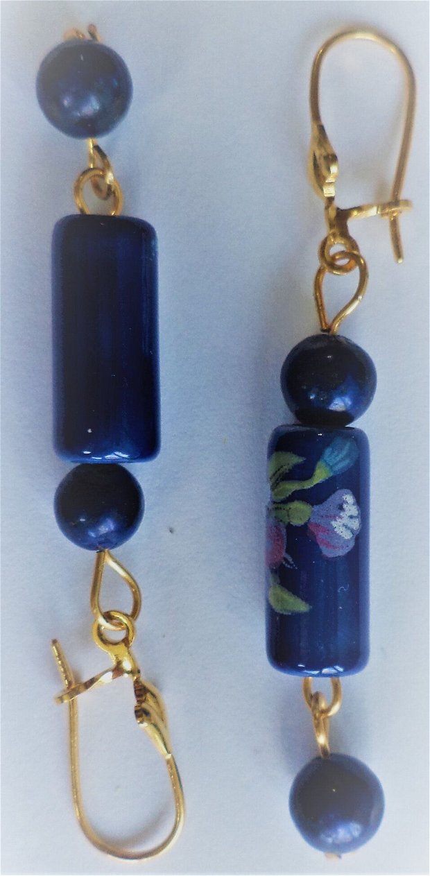 Cercei handmade din sarma sfere de lapis lazuli si tub din ceramica pictat