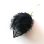 Glob din sarma decorat cu pene