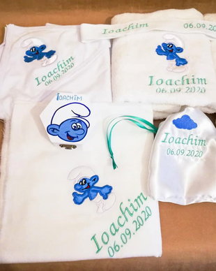 Trusou pentru botez cu Strumfi, personalizat prin tehnica broderiei.
