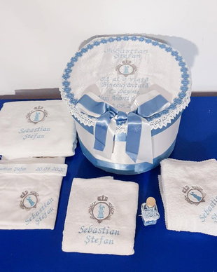 Trusou pentru botez cu Iepuras, personalizat prin tehnica broderiei.