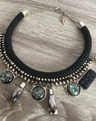 Colier statement cu margele de diferite forme