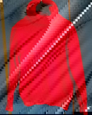 Pulover rosu de lana pe gat