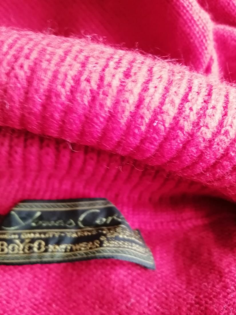 Pulover rosu de lana pe gat