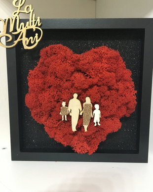 Rama cu licheni inima si siluete familie