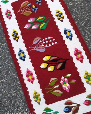 Covor realizat manual în gherghef cu motive florale, Roșu închis 84-43 cm