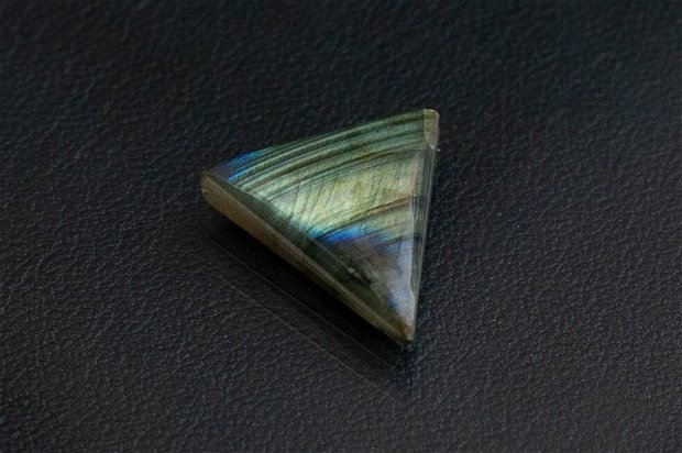 Cabochon Labradorit triunghiular -L1002